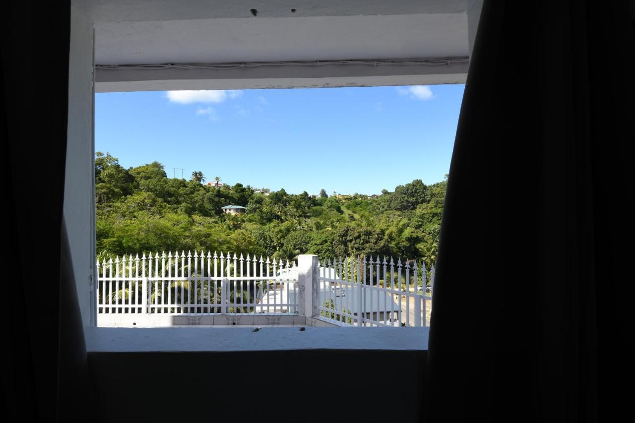 Chez Tatie-Clo Devient Gray Coconut Cake Villa Le Moule Bagian luar foto