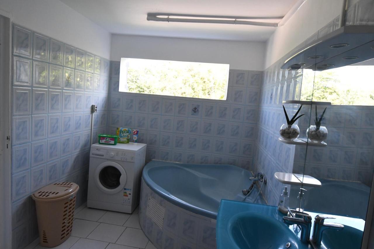 Chez Tatie-Clo Devient Gray Coconut Cake Villa Le Moule Bagian luar foto